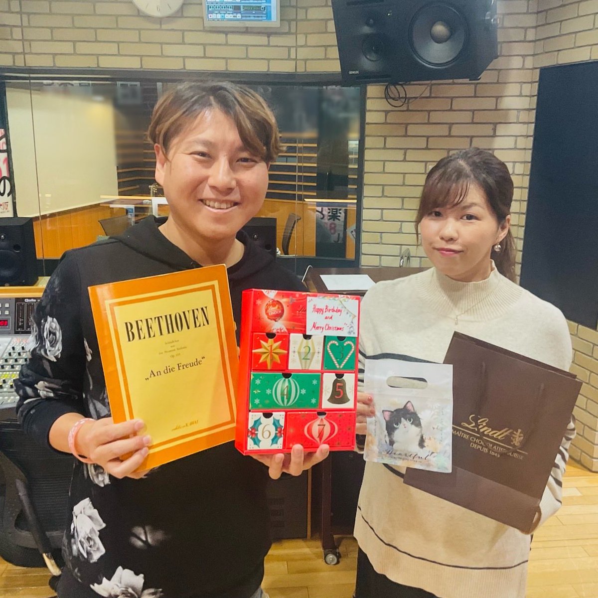 fmosaka851's tweet image. 12/11(木) の
大阪学院大学 presents
「clearanceのラジアカ！」は…🎵

・毎年恒例クリスマスディナーライブ開催🍽️
・久しぶりに第九を歌った話🧑‍🎤
・12月のテーマ「ワンダラス・クリスマス」🌲
など

🎙️タイムフリーはこちら！
radiko.jp/share/?t=20251… 

#大阪学院大学 #FM大阪 
#clearance