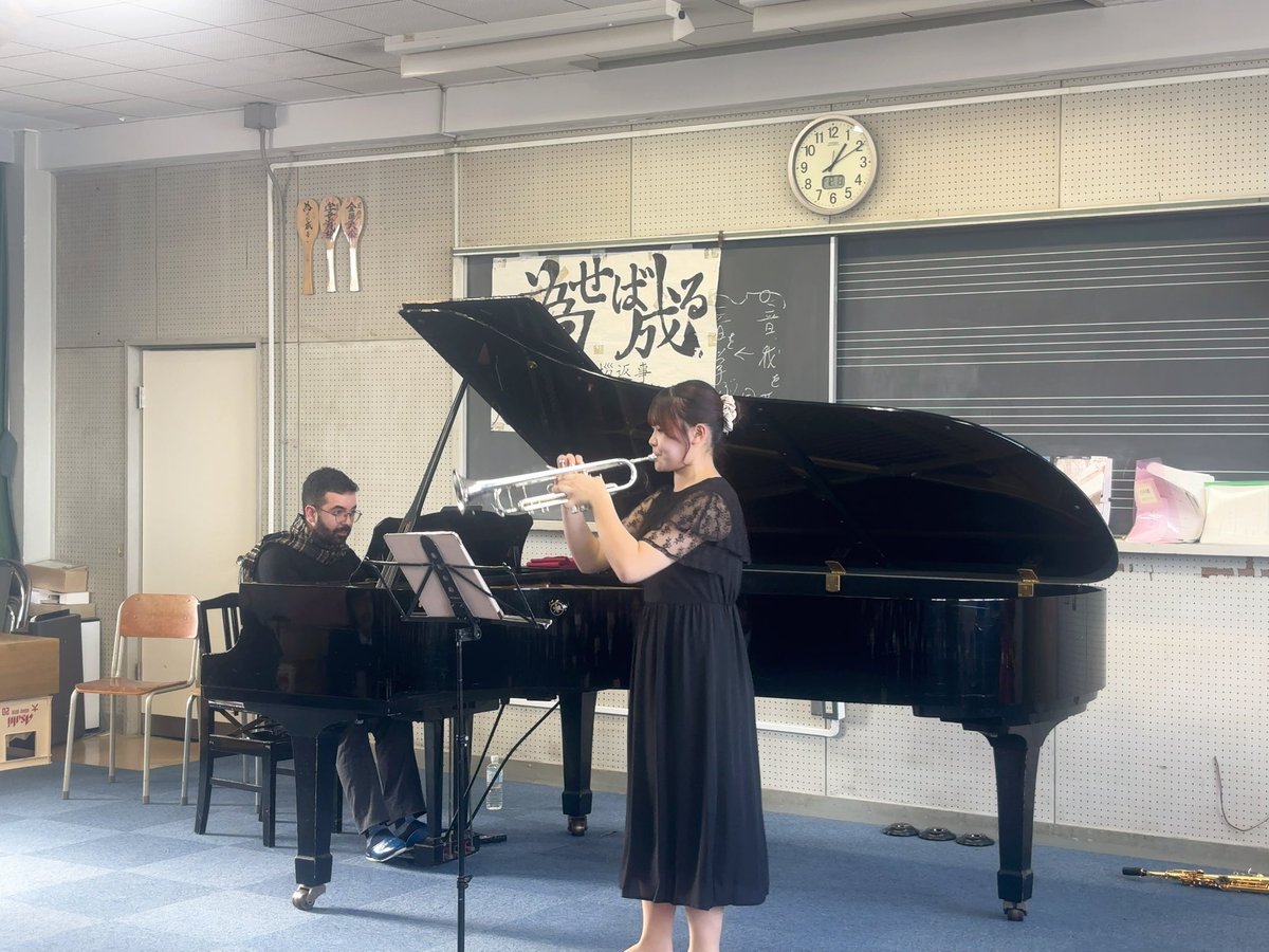 本日、越谷北高校音楽室にて音楽鑑賞教室が開催されました！
ピアニストのディエゴカエターノ氏、サクソフォーン奏者の塙美里さん、本校吹奏楽部卒業生の田内遥音さんをお招きした豪華な演奏会となりました🎹🎵
改めて音楽の素晴らしさを感じることのできた1日となりました✨