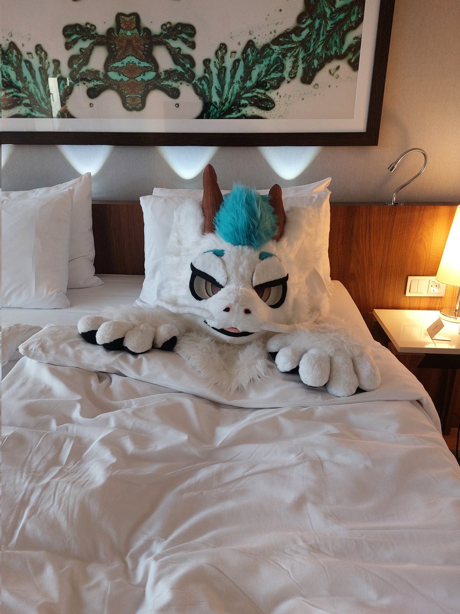 I’m not lazy on Saturday; I’m in energy-saving mode.
#FursuitFriday 

🪡: <a href="/OkaeriStudios/">🐱 Okaeri Studios 🐱</a>