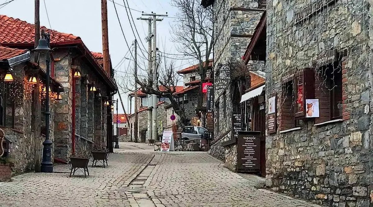 Επειδή θα ακούσετε πολλά για χειμερινούς προορισμούς, ο Άγιος Αθανάσιος Πέλλας για παράδειγμα παρακμάζει εδώ και πολλά χρόνια. 
Ελάχιστοι στη Βόρεια Ελλάδα έχουν λεφτά για χειμερινό τουρισμό!