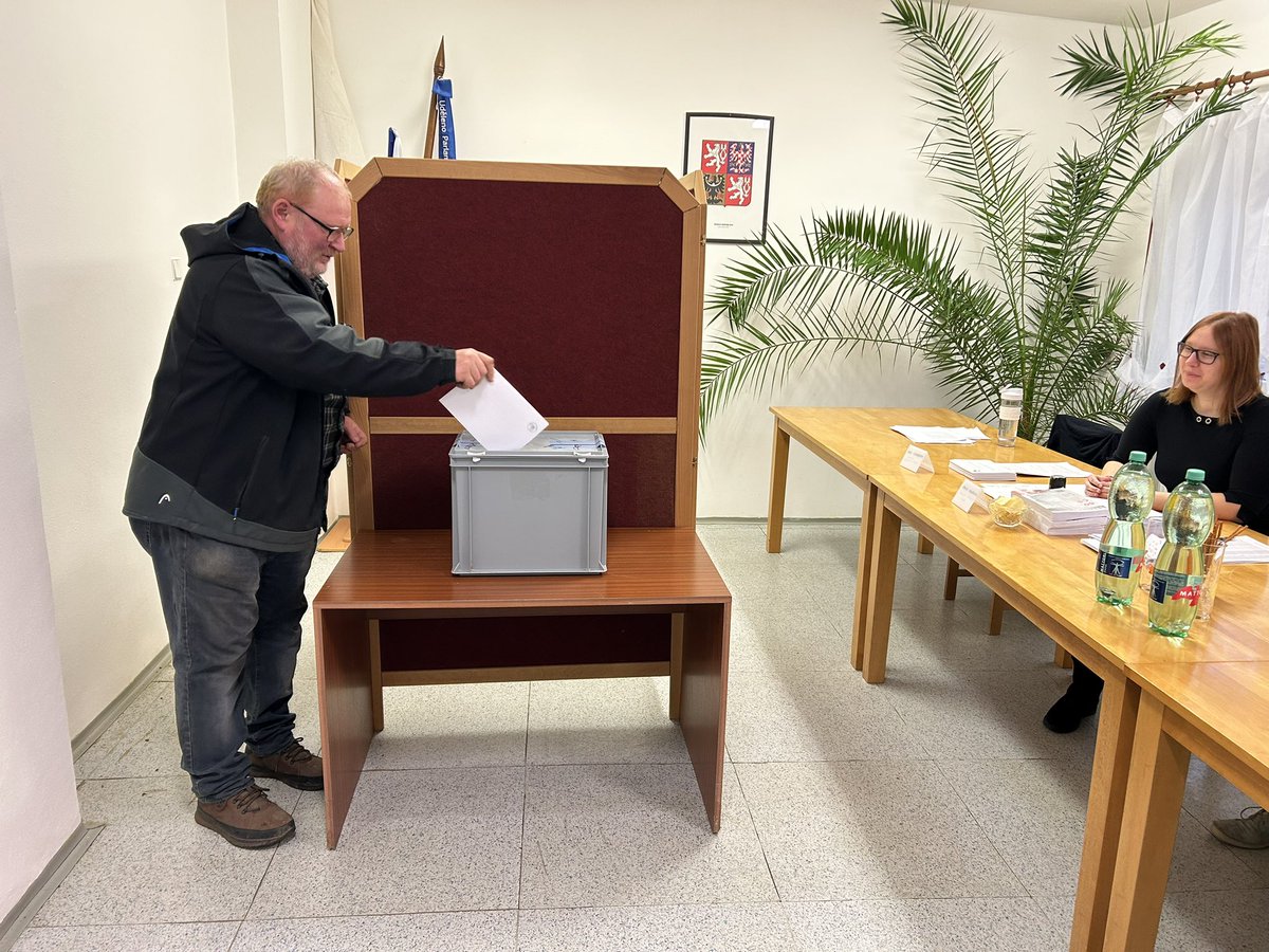 Referendum o větrné elektrárně začalo dnes v Lukově na Znojemsku. Obyvatelé rozhodují, jestli “vyrostou” v polích nedaleko obce, která sousedí s ochranným pásmem národního parku Podyjí, 3 větrníky vysoké 120 metrů.
