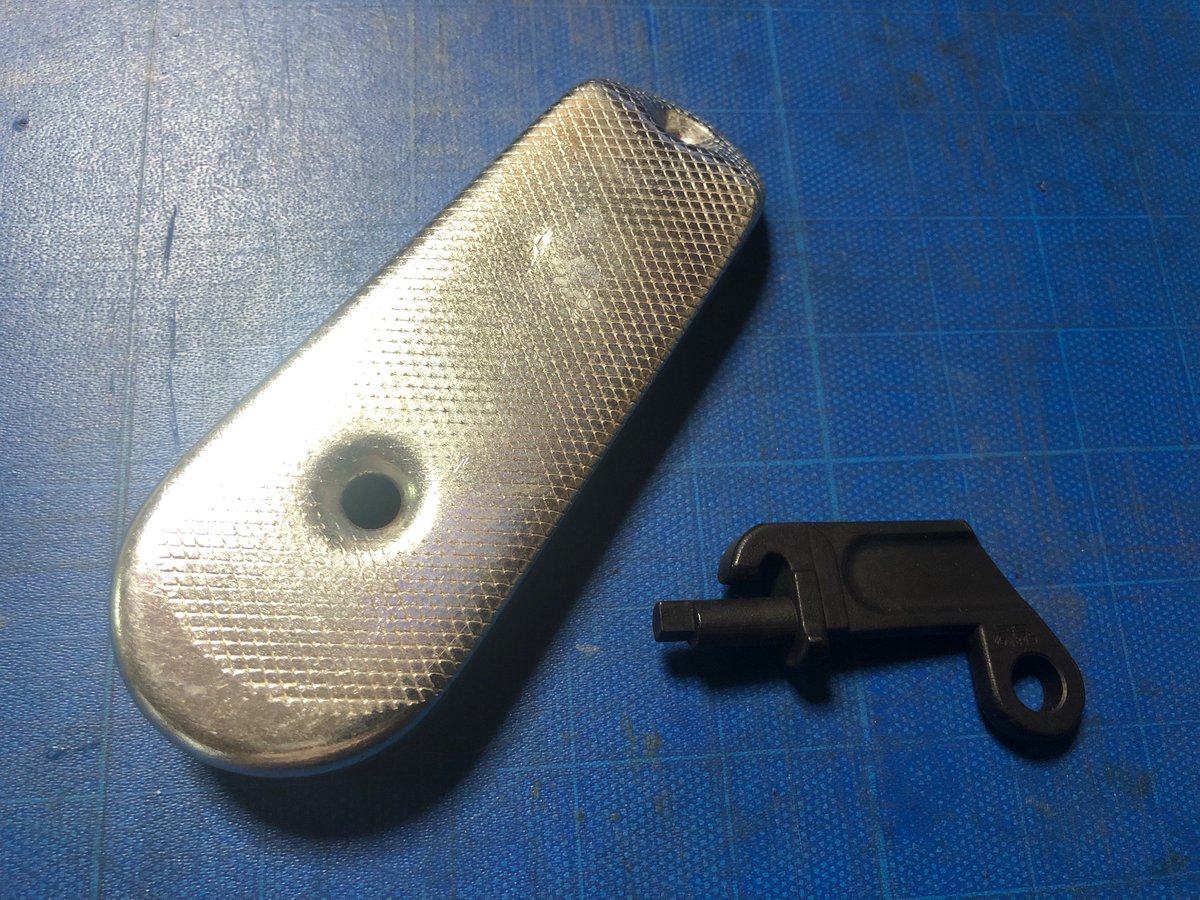 BlackburnCo1's tweet photo. 【本日の出土品】
ゲルマン民族伝統工芸品を発掘しました。
マウザーKar98K狙撃銃用のバットプレートとセーフティレバーです。
前者は確実な肩付けの為、後者はスコープ避けの為です。
後者は今見るとモールドが甘く、どうみてもリプロ品ですな😵
#ゲルマン民族伝統工芸品
#Zf39
#Zielfernrohr39 https://t.co/LrlKVXJojU