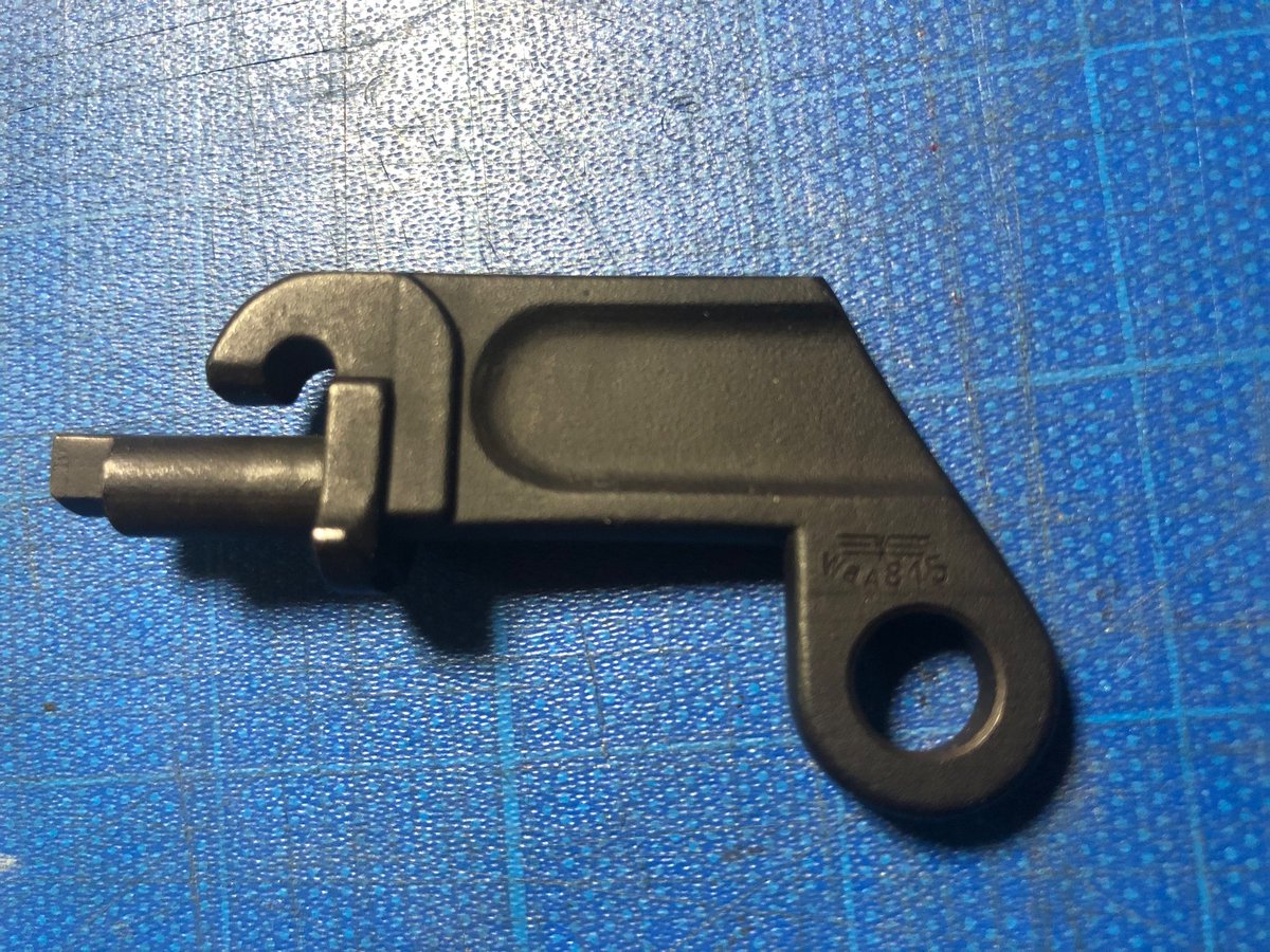 BlackburnCo1's tweet photo. 【本日の出土品】
ゲルマン民族伝統工芸品を発掘しました。
マウザーKar98K狙撃銃用のバットプレートとセーフティレバーです。
前者は確実な肩付けの為、後者はスコープ避けの為です。
後者は今見るとモールドが甘く、どうみてもリプロ品ですな😵
#ゲルマン民族伝統工芸品
#Zf39
#Zielfernrohr39 https://t.co/LrlKVXJojU