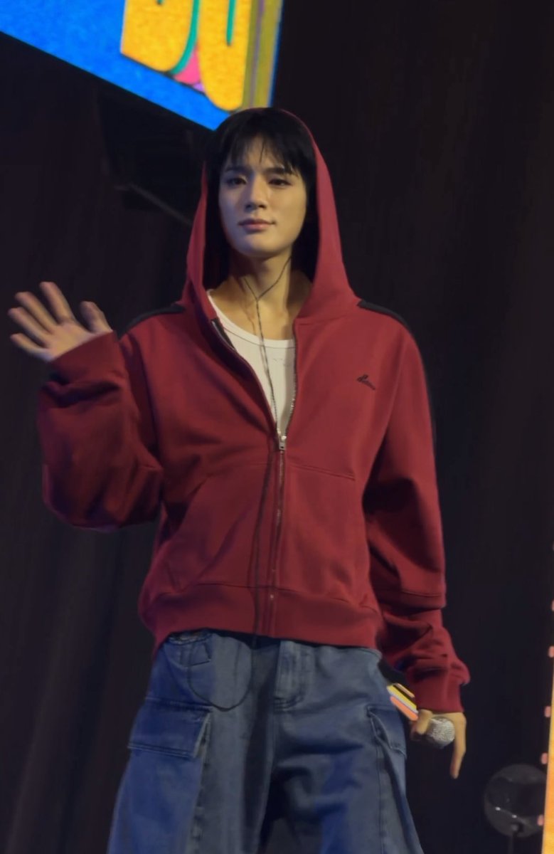 jnlfolder's tweet photo. jeno from today’s soundcheck https://t.co/lcWiGFJ007