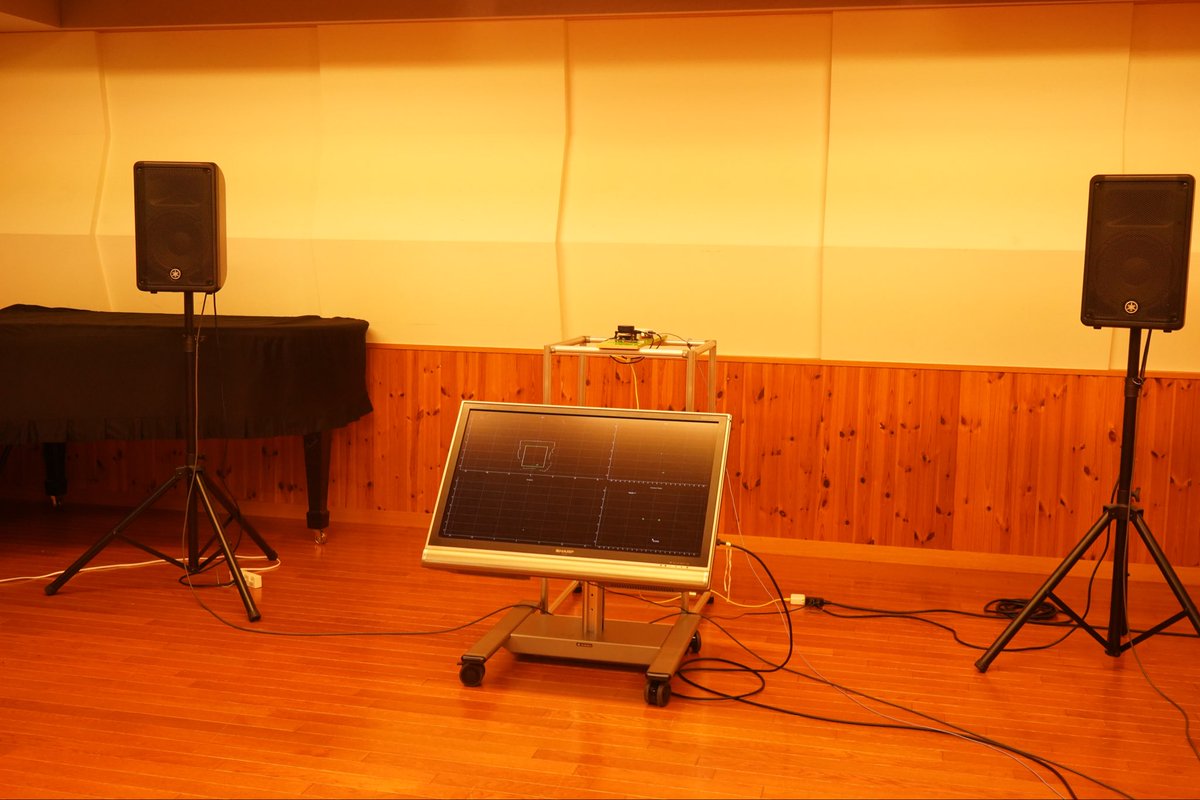 senju_artpath's tweet photo. 21.内野知哉「Sweet Spot 2.0」
＠音楽演習室1　両日常設
「スピーカー再生における”スイートスポット”を、聴取者の位置に応じた信号処理によって広げよう」という昨年度からの目標を、より正確で現実的な形に落とし込もうと試みました。 https://t.co/UnMqTZbKAI