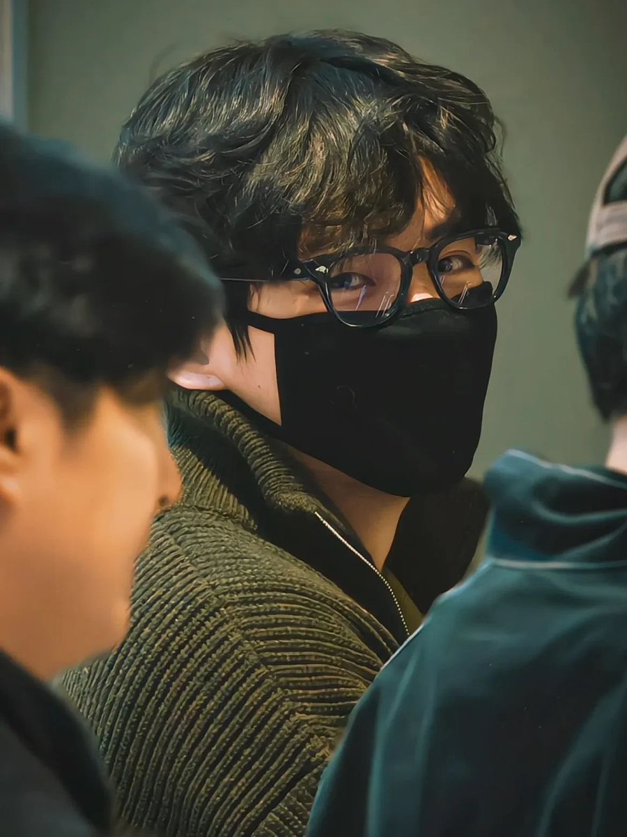 Hourlytaehyungi's tweet image. his eyes 🥹