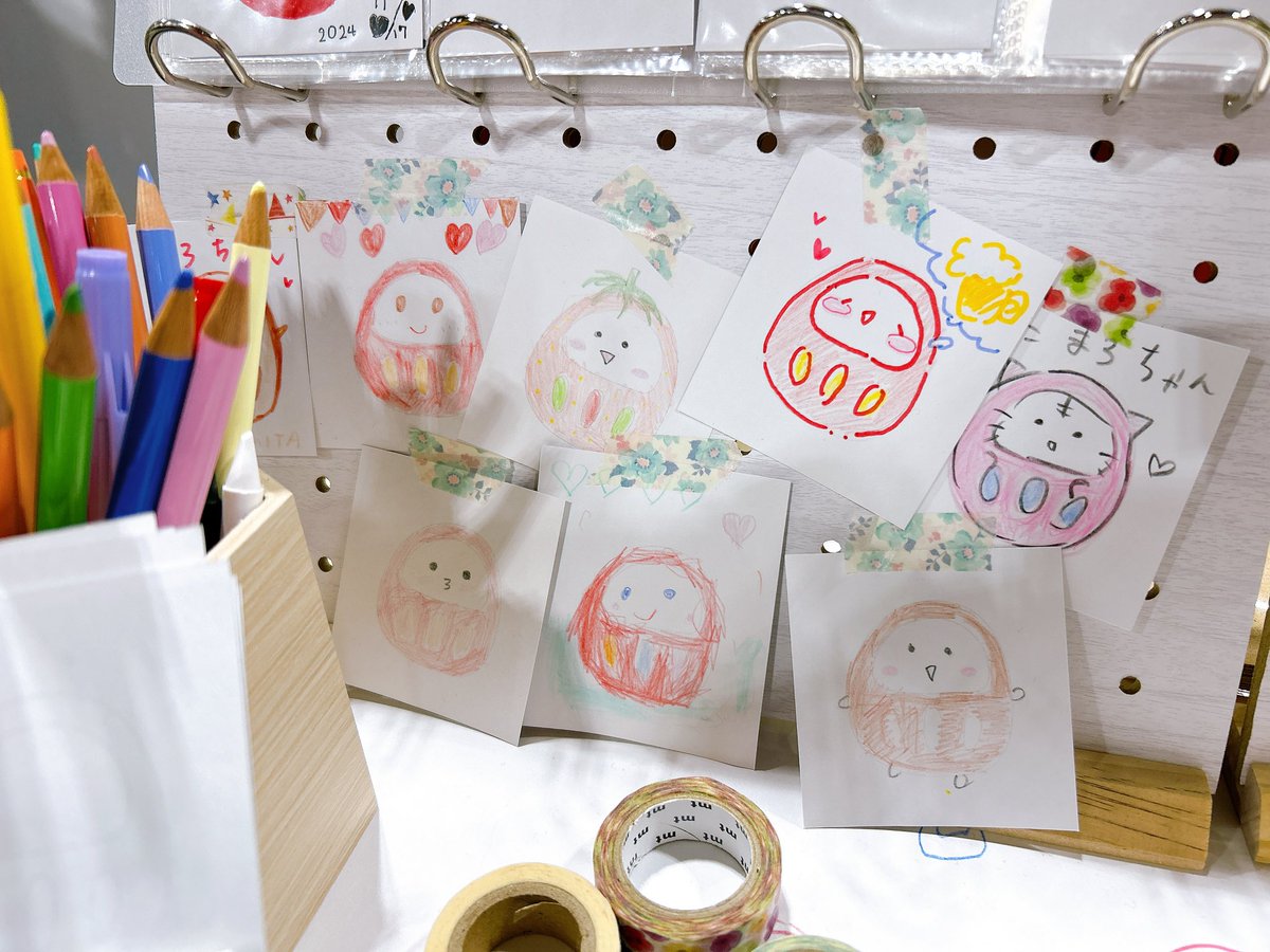 champukin's tweet photo. まろぬり絵コーナー3回目なのですが、ひとりが日付書けばみんな書くし、耳とか生やしたらみんな生やすし、ひと言書いたらみんな書くし、日本ぽくてほんとおもしろいなと思います😂 今日は見事にみーんな暖色。笑
#クリエーターズマーケット
#クリマ #クリマ53 #クリマ名古屋 https://t.co/OR1tlpKK8x