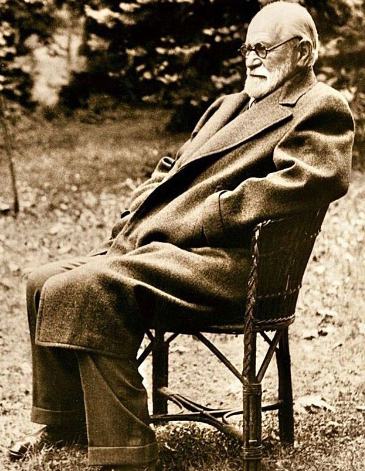 "Tuhaf değil mi? Ulaşamayacağın kadar yüksekte sandığın kişiler, aslında eğilemeyeceğin kadar alçaktadır!”

Sigmund Freud | Mutluluk Dediğimiz Şey