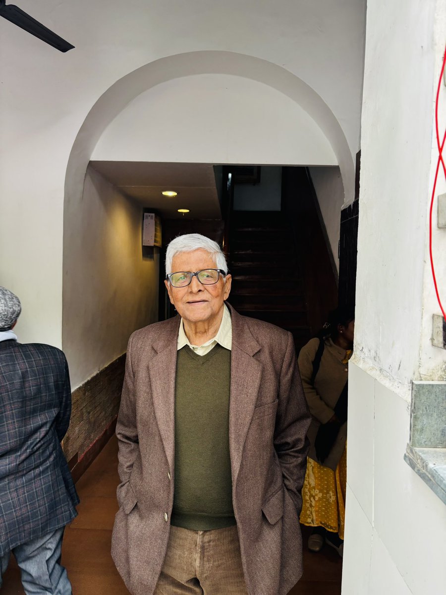 PCITweets's tweet photo. Braving the #pollution, senior members turn up in large number to vote in #PressClubElection
#PCIElection2025 https://t.co/7D6XWS31Hv