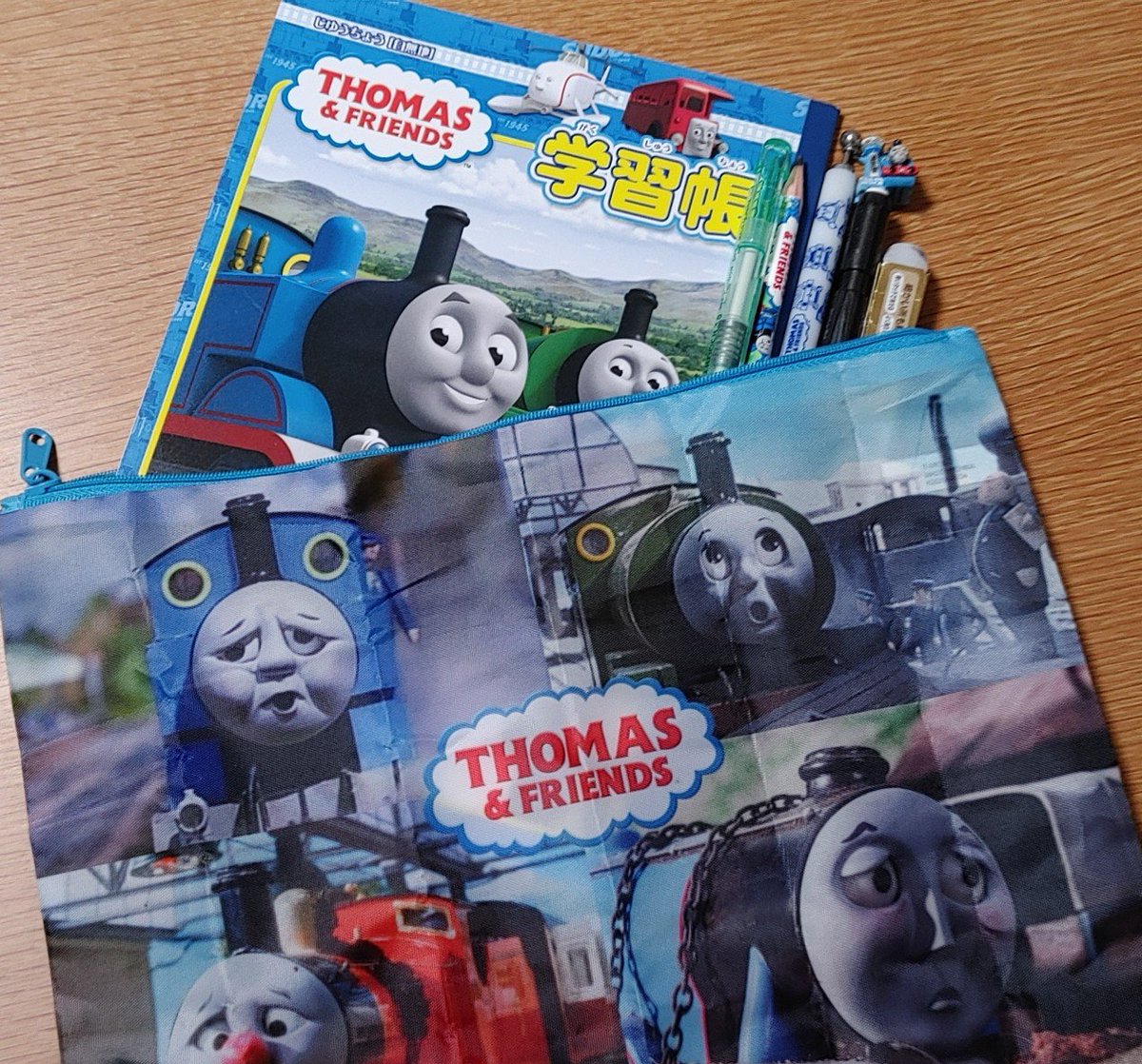 このポーチ、マジででかいから自由帳もこの通りすっぽりよ…( ・`д・´)✨
「実家に帰らせて頂きます（日帰り）」の時にいつものらくがきセット入れるのにピッタリ(*´∀｀*)b