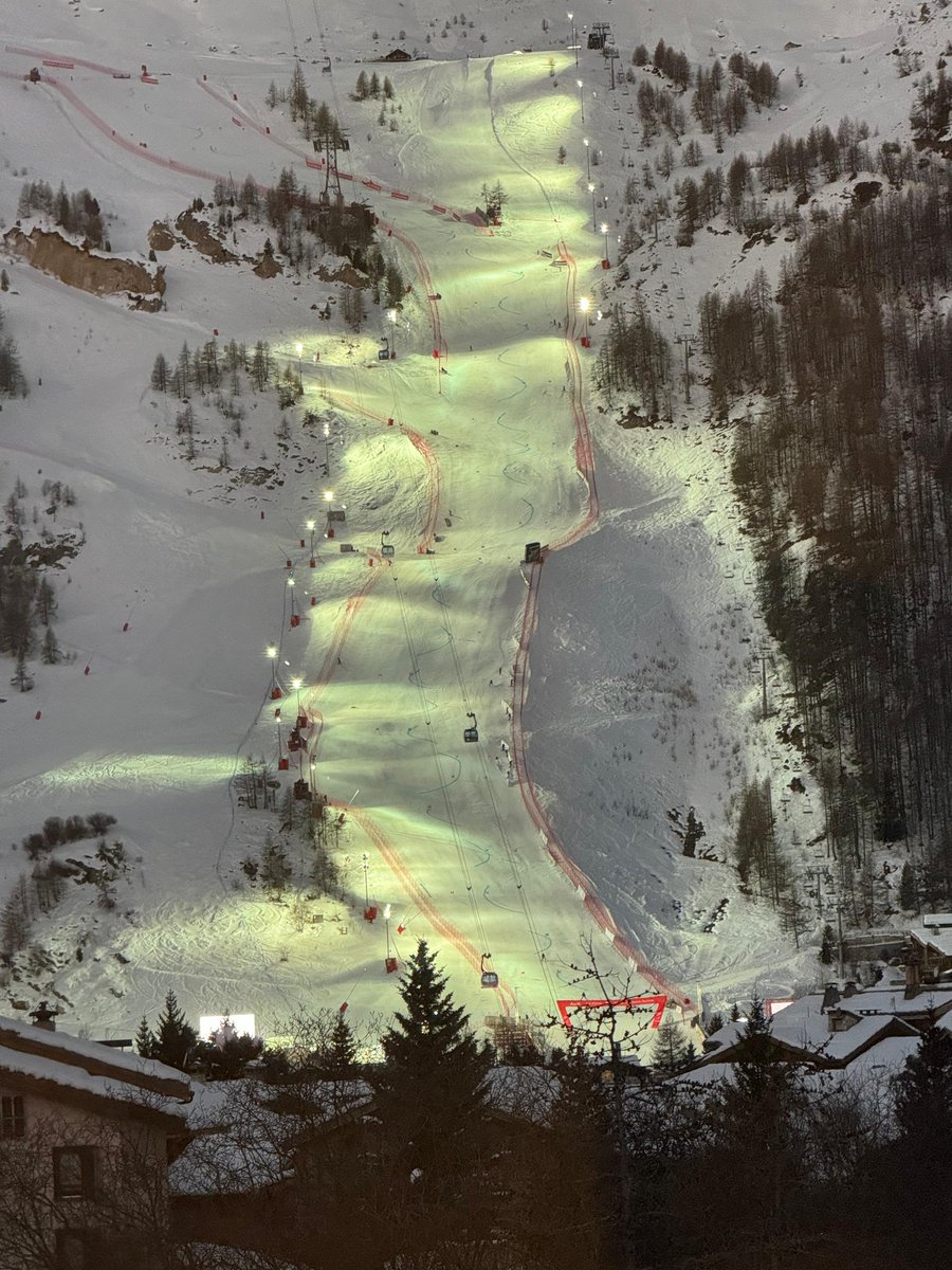 ChaletClub_'s tweet photo. La Face de Bellevarde, magnifique de nuit comme de jour, mais terrible pour ceux qui l'affrontent.
Le géant de @valdisere on y est.
RDV 9H #ChaletClub avec toute l'équipe en plateau et sur place ! @Eurosport_FR https://t.co/wTwB4F7p73