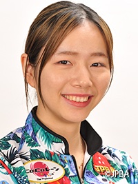 JPBA_OFFICIAL's tweet photo. 「ＨＡＮＤＡ ＣＵＰ」
第５７回全日本女子プロボウリング選手権大会は、再優勝決定戦の激闘を制し、
プロ２年目・東京都出身の#野仲美咲 #ココレーン が
全日本選手権での初タイトルを手にしました。
努力が実を結んだ、記念すべき一勝となりました。
そして金ワッペンも獲得！

大会期間中たくさんのボウリングファンの皆様のご声援誠にありがとうございました。
来週は男子全日本選手権が開幕いたします、引き続きご声援よろしくお願い申し上げます。

野仲美咲選手データー @mmmmi_56_615
https://t.co/R64yZGMcnP

#国際スポーツ振興協会
#JPBA
#新狭山グランドボウル
#野仲美咲
#プロ入り初タイトル
#プロボウリング