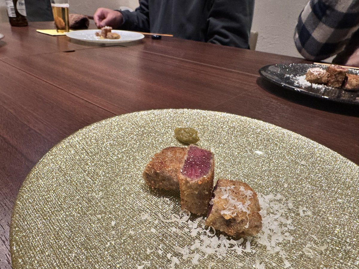 feedtailor's tweet photo. 今年の忘年会はダチョウ料理でした！
料理の肉は全部ダチョウと聞いて、信じられないくらいクセがなく、あっさりで美味しかったです！！
鍋にダチョウの首骨が入ってるのはビックリしましたけれど笑
今年のトピックを報告し合ったりとても楽しかったです。来年も引き続きよろしくお願いします〜 https://t.co/I1MXkXEchC
