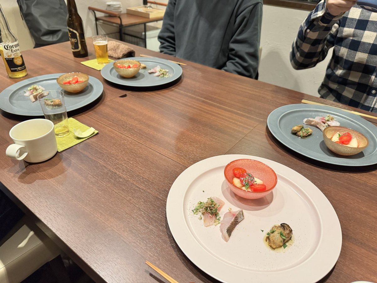 feedtailor's tweet photo. 今年の忘年会はダチョウ料理でした！
料理の肉は全部ダチョウと聞いて、信じられないくらいクセがなく、あっさりで美味しかったです！！
鍋にダチョウの首骨が入ってるのはビックリしましたけれど笑
今年のトピックを報告し合ったりとても楽しかったです。来年も引き続きよろしくお願いします〜 https://t.co/I1MXkXEchC