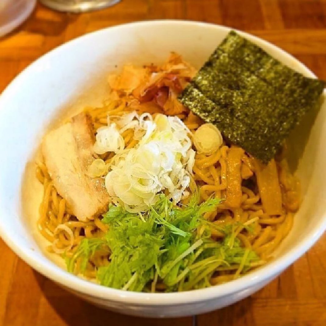 hirakataeito8's tweet photo. ✨あぶら麺✨

特製タレと麺、トッピングがよく絡んでやみつきに…😋
もちもちの麺は食べ応え抜群👍
温泉たまごのトッピングでまろやかにするのもおすすめ🌟
ご注文お待ちしております🙇

 #eiTo8 
 #エイト
 #あぶら麺 
 #枚方 https://t.co/BidqltyxdC