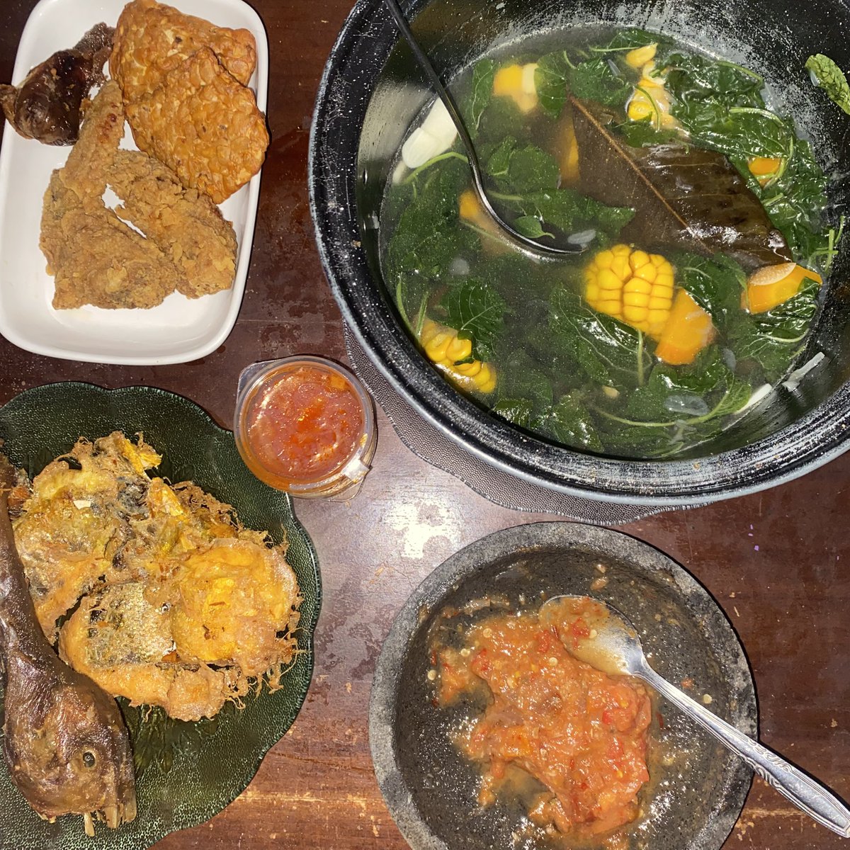 vdlllll's tweet photo. sharing another photos of masak masak..
ak buat garlic fried clams, pempek, ca pakcoy, dimsum kejuu, chicken tsukune, bening bayem sama bandeng daan lauk2nya enihh

n.b all of those ga dibuat dalam satu hari kok! https://t.co/qNaXtwikmR