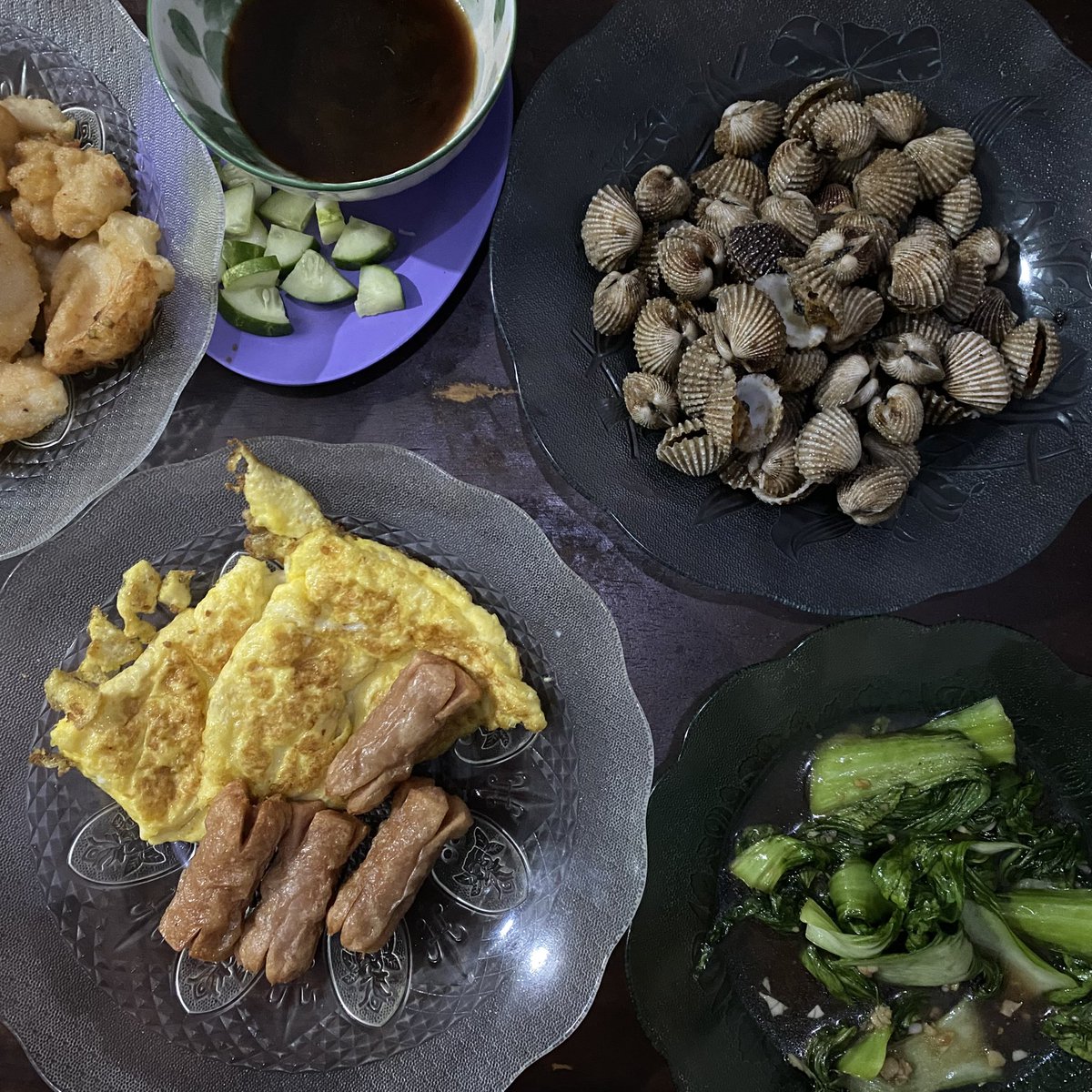 vdlllll's tweet photo. sharing another photos of masak masak..
ak buat garlic fried clams, pempek, ca pakcoy, dimsum kejuu, chicken tsukune, bening bayem sama bandeng daan lauk2nya enihh

n.b all of those ga dibuat dalam satu hari kok! https://t.co/qNaXtwikmR