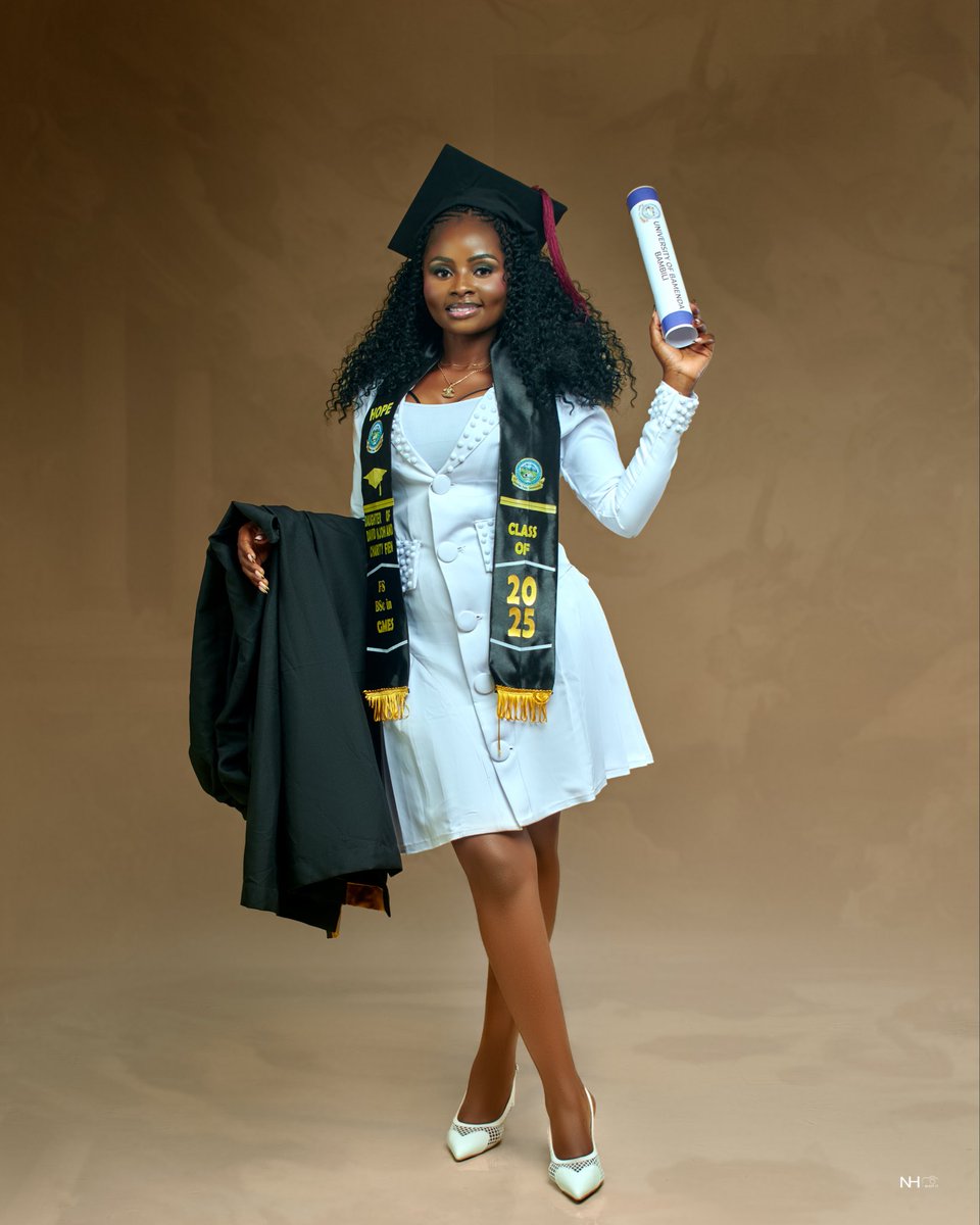 NjohHope's tweet photo. Life paused me for 6years, I returned. I worked in one region, studied in another, and still made it out victorious.✌🏽🎓 https://t.co/CnEKdxKkk1