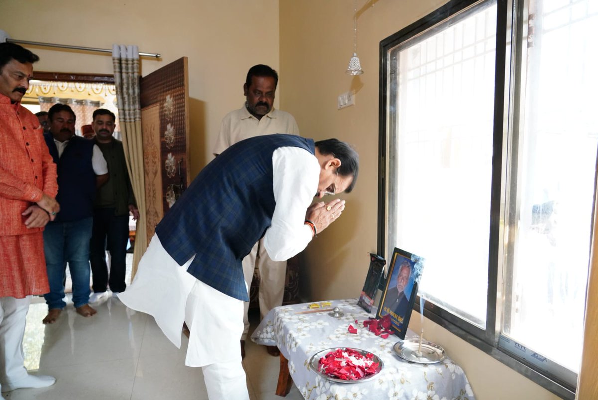 OfficeOfVDS's tweet photo. कैमोर नगर परिषद के उपाध्यक्ष श्री संतोष केवट जी के पिताजी श्री रामभजन केवट के निधन पर खजुराहो सांसद श्री @vdsharmabjp ने उनके निवास पहुंचकर उनकी तस्वीर पर पुष्पांजलि अर्पित कर श्रद्धांजलि दी। https://t.co/Jby42bDH3U