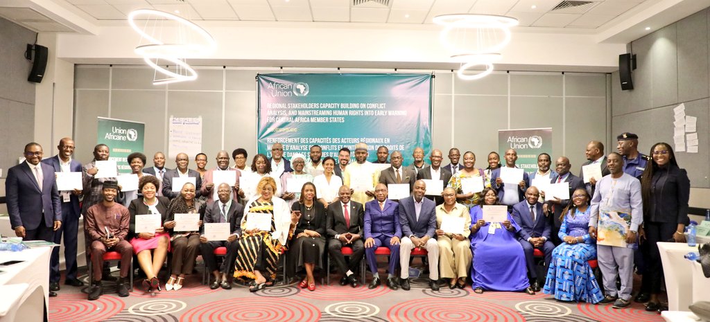 AUC_PAPS's tweet photo. 🏁 Jour 4 & Clôture : Habilitons une nouvelle génération de formateurs!

Le renforcement des capacités de 4 jours à Bujumbura s'est achevé, laissant un héritage de compétences renforcées et de réseaux régionaux pour une prévention fondée sur les droits.

Points forts du dernier jour :
✅ Sessions transversales sur le Genre, la Jeunesse & les Enfants dans l'alerte précoce, animées par le HCDH et les organes des droits de l'homme de l'UA.
✅ Pratique intensive de Formation de Formateurs (FDF) : Les participants ont conçu et animé leurs propres modules de formation, prêts à reproduire la connaissance chez eux.
✅ Récapitulatif final & évaluation pour consolider les apprentissages et mesurer l'impact.
✅ Remise des certificats lors d'une cérémonie de clôture de haut niveau avec les allocutions de la CUA, la CEEAC, le HCDH, la GIZ et le Gouvernement du Burundi.

Les graines d'une prévention des conflits proactive et centrée sur les droits humains sont semées à travers l'Afrique centrale. Le travail continue ! 🌱

 #CeremonieDeCloture #FormationDeFormateurs #Genre #Jeunesse #Enfants #DroitsHumains #AlertePrecoce #AfriqueCentrale #UA #CEEAC