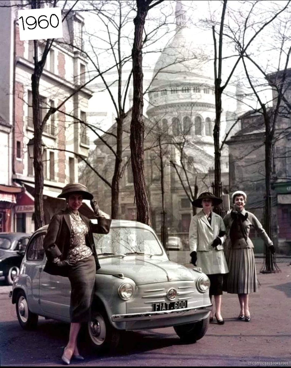 parisvisites's tweet image. La place du Tertre à #Montmartre comme on ne la verra jamais : des mannequins et une Fiat 600 ! #Paris 
paris-visites-guidees.com