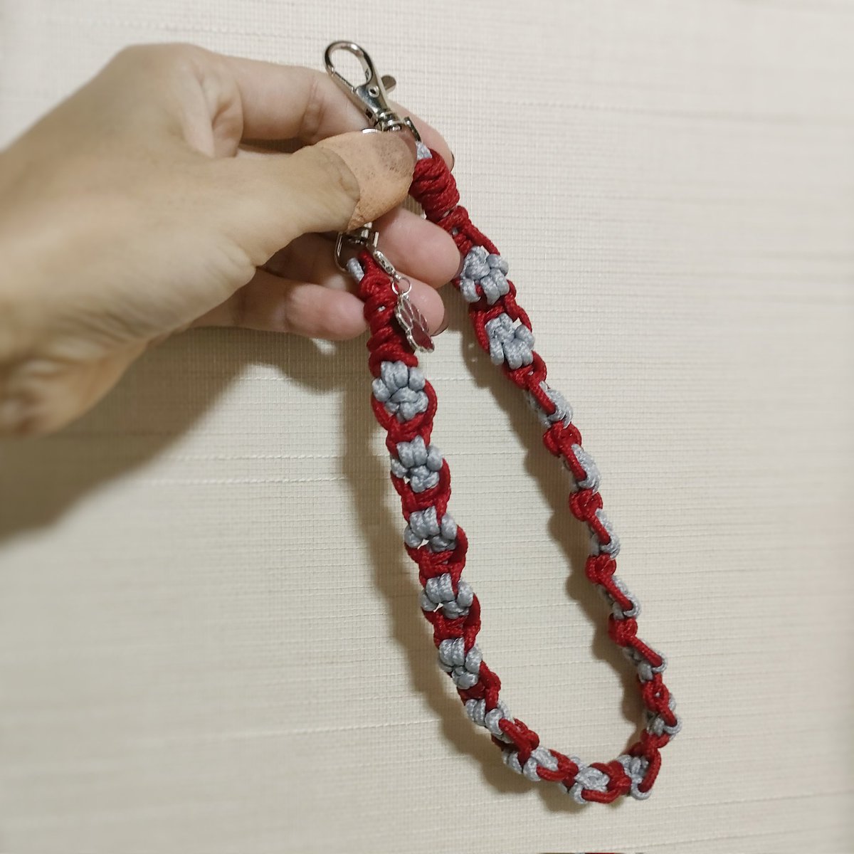 お友達に教えてもらって、パラコードの🐾ストラップ作りました〜✨無心