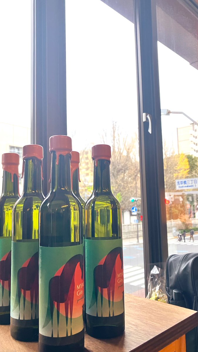 出勤前にみょおいジンのリリースパーティ？へ。 <a href="/watasiwatasi/">Bar私</a> 今年は<a href="/barcle_yotsuya/">BARCLE YOTSUYA</a> 共々お世話になりました！移転後初、窓大きくて気持ち良い〜！