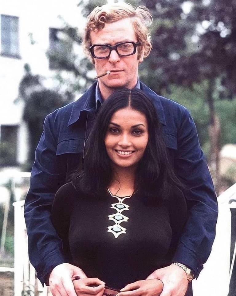 TBNewsFr's tweet photo. 🚩En 1971, Michael Caine tomba amoureux de Shakira Baksh après l'avoir vue pendant seulement 8 secondes dans une publicité télévisée.

Persuadé qu'elle vivait au Brésil, il était prêt à s'y rendre, pour finalement apprendre qu'elle était à Londres. Elle l'a éconduit dix fois avant d'accepter finalement de dîner… où il « tomba amoureux en huit minutes ».

Il a arrêté l'alcool et le tabac pour elle. Mariés depuis 1973, ils restent l'un des couples les plus solides d'Hollywood en 2025.