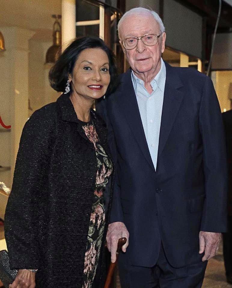 TBNewsFr's tweet photo. 🚩En 1971, Michael Caine tomba amoureux de Shakira Baksh après l'avoir vue pendant seulement 8 secondes dans une publicité télévisée.

Persuadé qu'elle vivait au Brésil, il était prêt à s'y rendre, pour finalement apprendre qu'elle était à Londres. Elle l'a éconduit dix fois avant d'accepter finalement de dîner… où il « tomba amoureux en huit minutes ».

Il a arrêté l'alcool et le tabac pour elle. Mariés depuis 1973, ils restent l'un des couples les plus solides d'Hollywood en 2025.