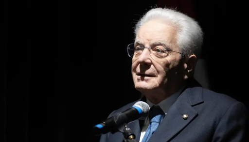 Con il discorso di ieri, in occasione degli auguri al corpo diplomatico, #Mattarella fa cadere definitivamente il velo, non preoccupandosi nemmeno più di preservare un minimo le apparenze. Il Capo dello Stato – e fa benissimo <a href="/BelpietroTweet/">Maurizio Belpietro</a> e <a href="/LaVeritaWeb/">La Verità</a> a insistere sul punto –