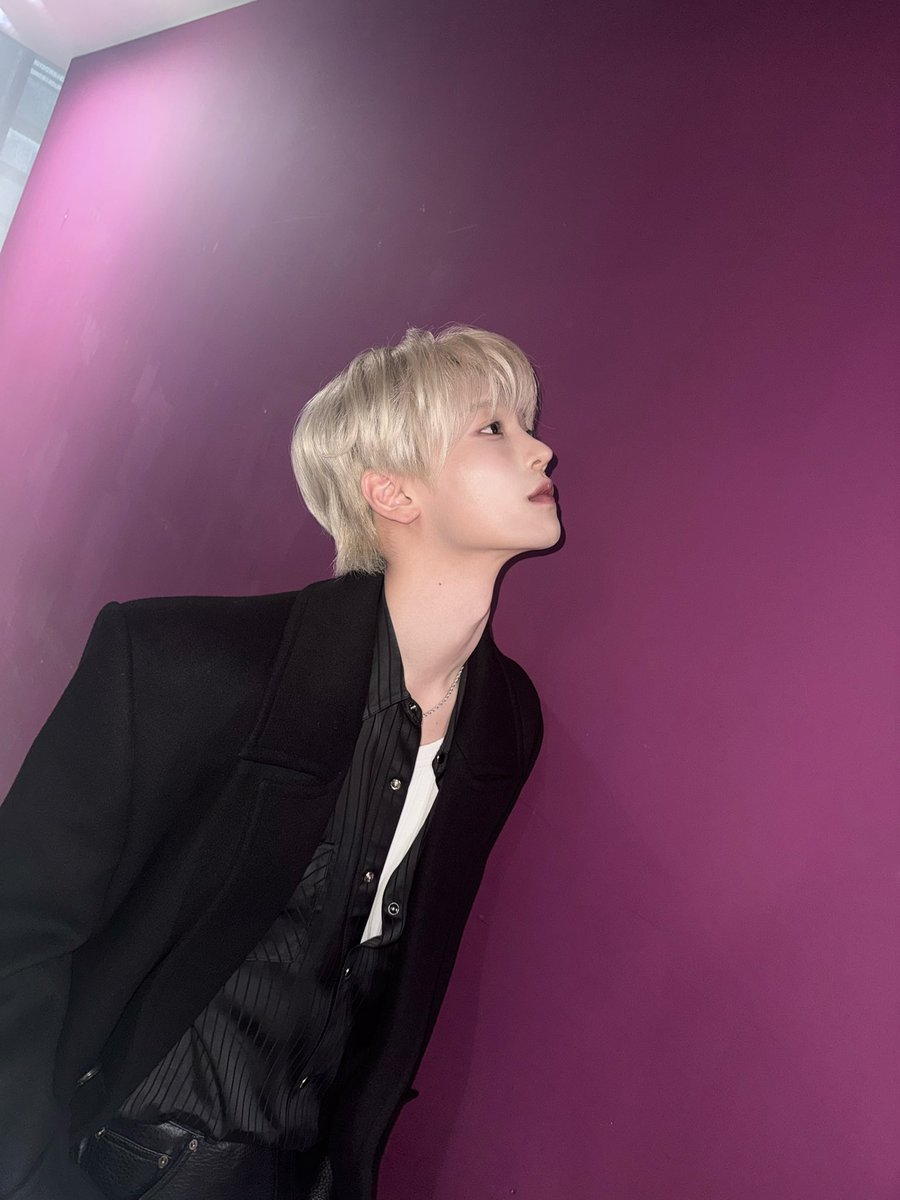 haneum_Official's tweet image. [#장한음]
밤비즈! 저의 첫 음악중심 잘 봤나요? 응원해 준 덕분에 Omnibus 무대도 무사히 할 수 있었다🥹 비 오는 날에도 보러 와준 밤비즈 너무너무 고맙고 다들 좋은 주말 보내요🖤

#장한음 #한음 #JANGHANEUM #HANEUM #Omnibus