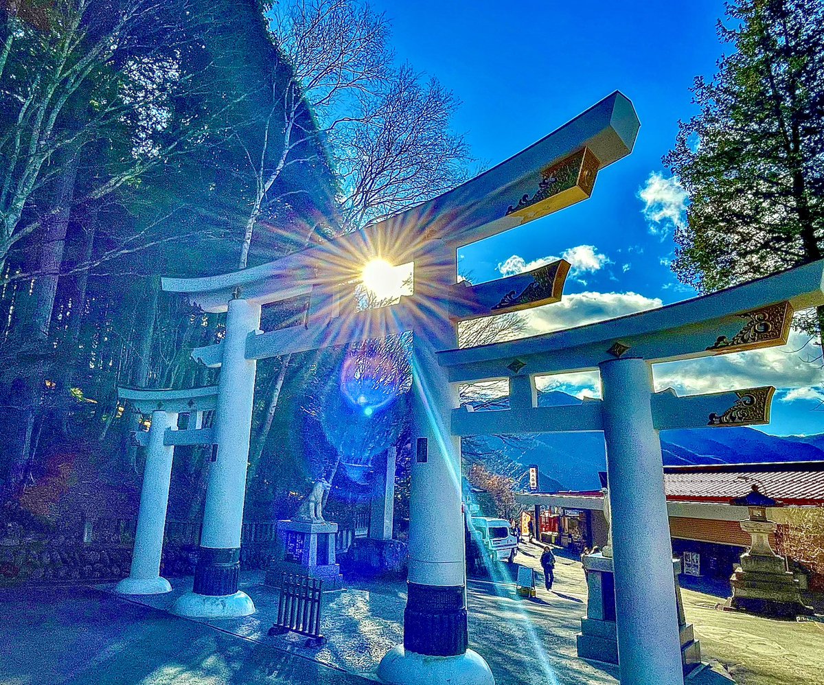 三峯の三ツ鳥居に宿る光が
今日の疲れをそっと祓います🙏✨🐺

今日も一日
本当にお疲れ様でした👋✨🩷

#お福分け #三峯神社 #光が好き
#リマスター版 #神社巡り
