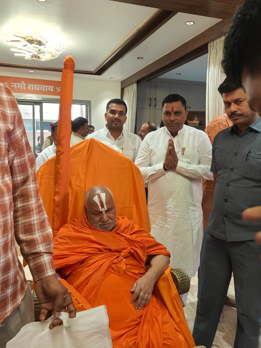 mahesh_agaria's tweet photo. गुजरात के लवाछा में आयोजित भव्य धार्मिक कार्यक्रम के अवसर पर पधारे हुए संत जगद्गुरु आचार्य रामभद्राचार्य जी महाराज से भारतीय जनता पार्टी, दादरा नगर हवेली एवं दमन दीव के प्रदेश अध्यक्ष श्री महेशभाई अगरिया जी ने शिष्टाचार भेंट कर उनके आर्शीवाद प्राप्त किए।
@narendramodi @AmitShah https://t.co/85VZDJ4yOM