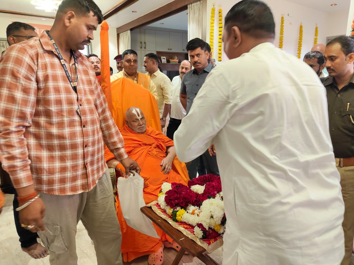 mahesh_agaria's tweet photo. गुजरात के लवाछा में आयोजित भव्य धार्मिक कार्यक्रम के अवसर पर पधारे हुए संत जगद्गुरु आचार्य रामभद्राचार्य जी महाराज से भारतीय जनता पार्टी, दादरा नगर हवेली एवं दमन दीव के प्रदेश अध्यक्ष श्री महेशभाई अगरिया जी ने शिष्टाचार भेंट कर उनके आर्शीवाद प्राप्त किए।
@narendramodi @AmitShah https://t.co/85VZDJ4yOM