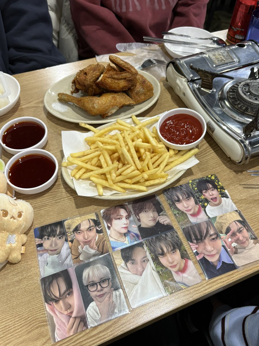 톨이 tweet media