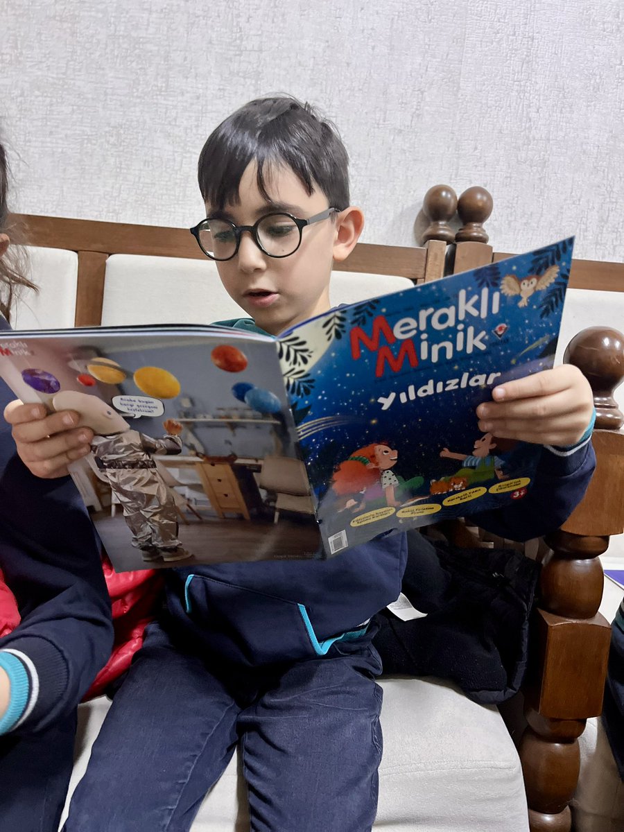 TÜBİTAK dergileri çocukların elinde, merak gözlerinde 📚✨
Gençlik Merkezimizdeki atölyelere katılan öğrenciler hem keyifle okuyorlar hem de içindeki eğlenceli etkinliklerle öğrenmenin tadını çıkarıyorlar.
Sayfalar çevrildikçe keşif büyüyor. 🤩✂️📑 
#19MayısGençlikMerkezi 
#GSBGM