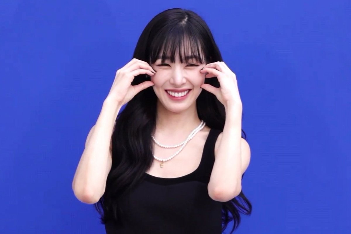 ayohelloitsMini's tweet image. "her gentle smile warms my tired heart"