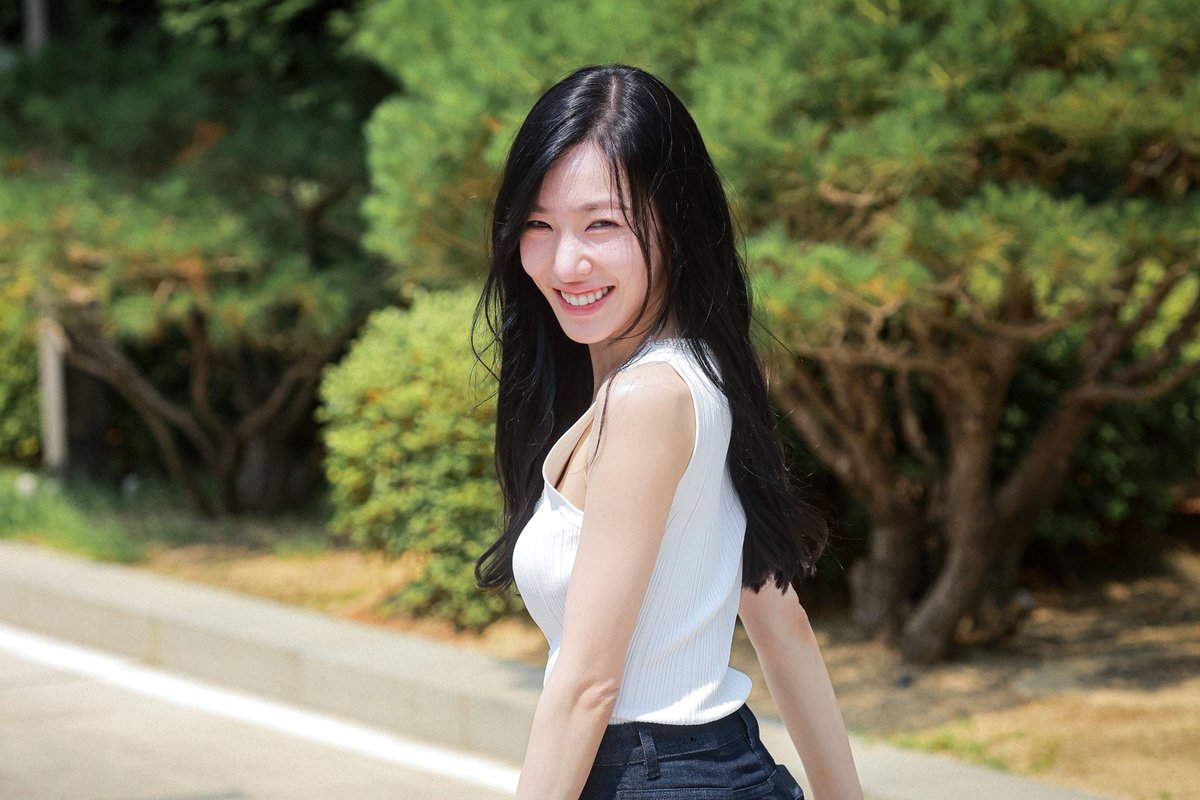 ayohelloitsMini's tweet image. "her gentle smile warms my tired heart"