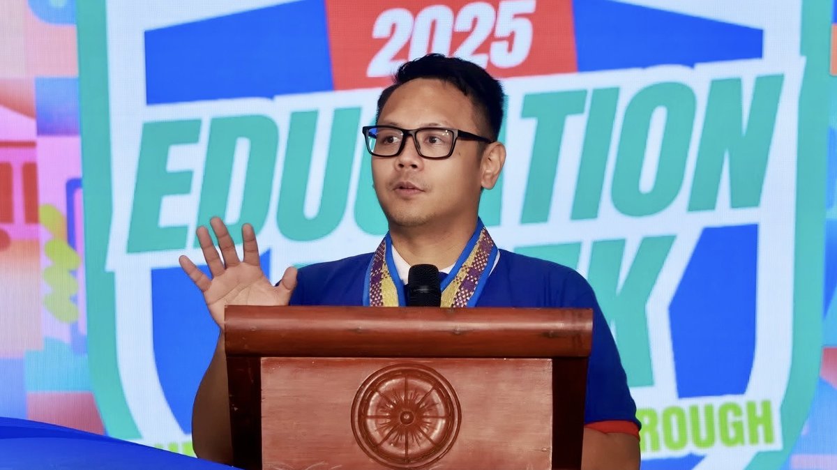 DexGalban's tweet photo. “You(th) are the future!” 🙌🏼

In support of Sec. Sonny Angara’s 5-point Agenda, DepEd Region 3 and the Education Futures Office championed innovation, artificial intelligence and robotics during Education Week in Aurora. 🤖

#DepEd #EducFutures
#ProjectAGAPai #AI https://t.co/TXjC1jqMI7
