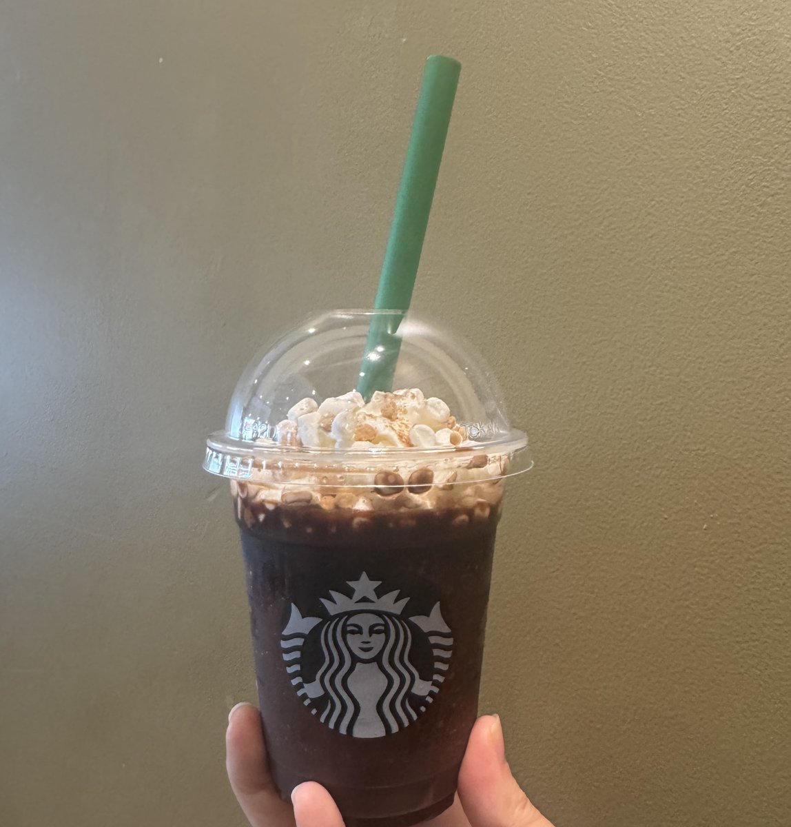 5yiPg's tweet image. 17:00〜23:00 出勤です❄️
出勤前にスタバ行ってました☕️💞