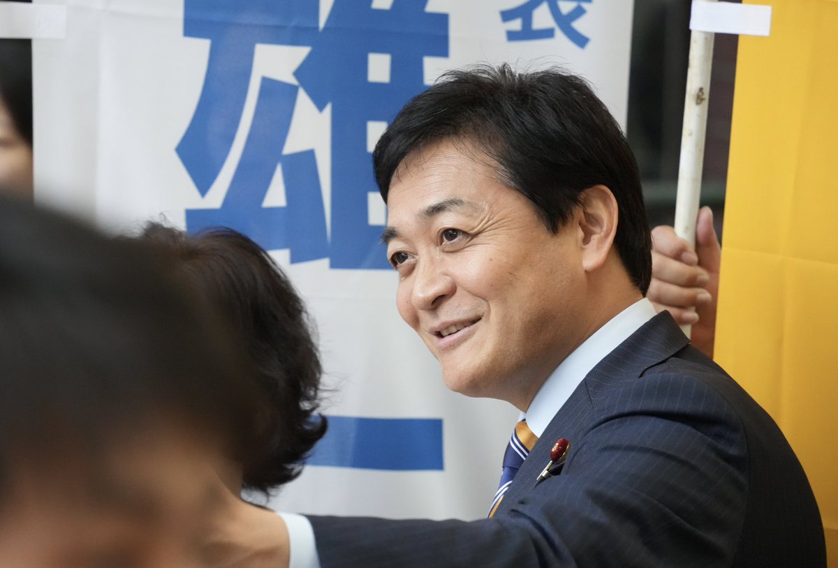 tamakiyuichiro's tweet photo. 今日は鹿児島県で、田村まみ参議院議員と一緒に全国キャラバン。ガソリンの暫定税率廃止を喜んでいただける方がたくさんいて、嬉しかったです。

ただ、鹿児島もガソリンスタンドで価格表示が行われていない県ですね。他県のように、表示した方が分かりやすいのになぜやらないんでしょう。不思議です。

さて、来年

出水市
姶良市
鹿屋市

で行われる市議会議員選挙の
公認候補予定者の発表も行いました。

期待の3人です。

鹿児島でも、仲間を増やせるよう
がんばります！

#国民民主党
#鹿児島県