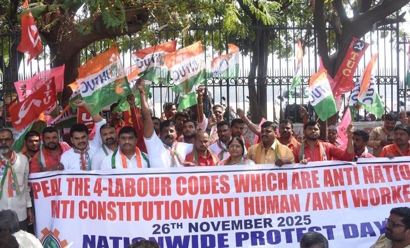 ituc's tweet photo. 🚨 Huge protests in India! 🇮🇳✊
Indian workers are uniting to oppose corporate-friendly labor law changes, fearing job losses and weakened rights and protection.
@CFTUI2 @TNHMS @Intuc_National @SEWABharat
#ForDemocracy #India #TUDCN #TimeFor8 https://t.co/qxy14x0aH0