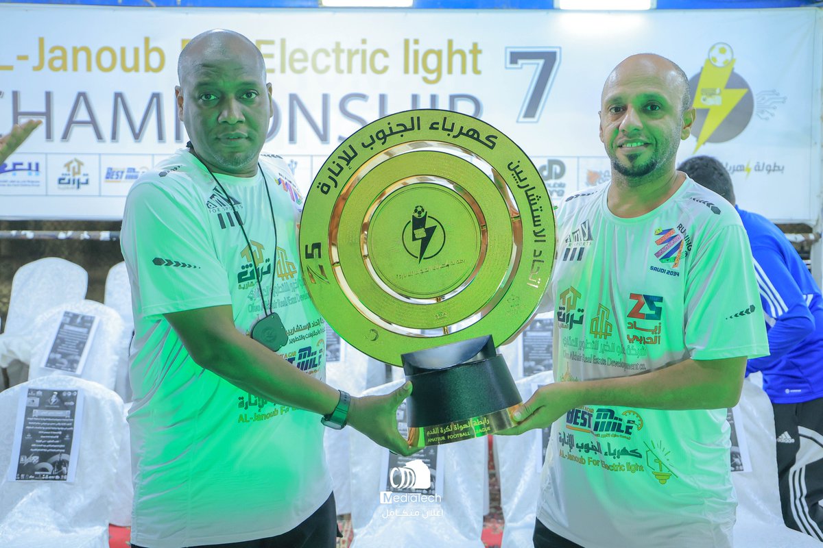 Medi0Tech's tweet image. 🏆نهائي بطولة كهرباء الجنوب للإنارة 7🏆
 
تدشين الكأس 

سلام الجامعة VS  العربي

#ميدياتك