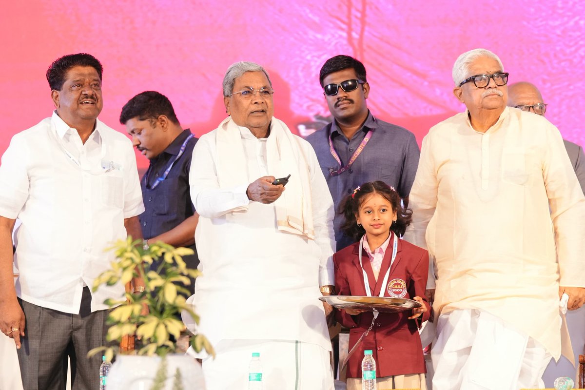 CMofKarnataka's tweet image. ಮುಖ್ಯಮಂತ್ರಿ @siddaramaiah ಅವರು ಇಂದು ಗದಗ ಜಿಲ್ಲೆಯ ಲಕ್ಷ್ಮೇಶ್ವರದಲ್ಲಿ ಚಂದನ ಎಜುಕೇಶನ್ ಸೊಸೈಟಿ ಆಯೋಜಿಸಿದ್ದ ಭಾರತ ರತ್ನ ಪ್ರೊ.ಸಿ.ಎನ್.ಆರ್ ರಾವ್ 10ನೇ ವರ್ಷದ ವಿಜ್ಞಾನ ವಿಸ್ತೃತ ಕಾರ್ಯಕ್ರಮವನ್ನು ಉದ್ಘಾಟಿಸಿ, ನಿವೃತ್ತ ಐಎಎಸ್ ಅಧಿಕಾರಿ ಬಿ.ಎಸ್.ಪಾಟೀಲ್ ಅವರಿಗೆ 2025ನೇ ಸಾಲಿನ ಪ್ರತಿಷ್ಠಿತ "ಚಂದನ ಶ್ರೀ" ಪ್ರಶಸ್ತಿ ಪ್ರದಾನ…