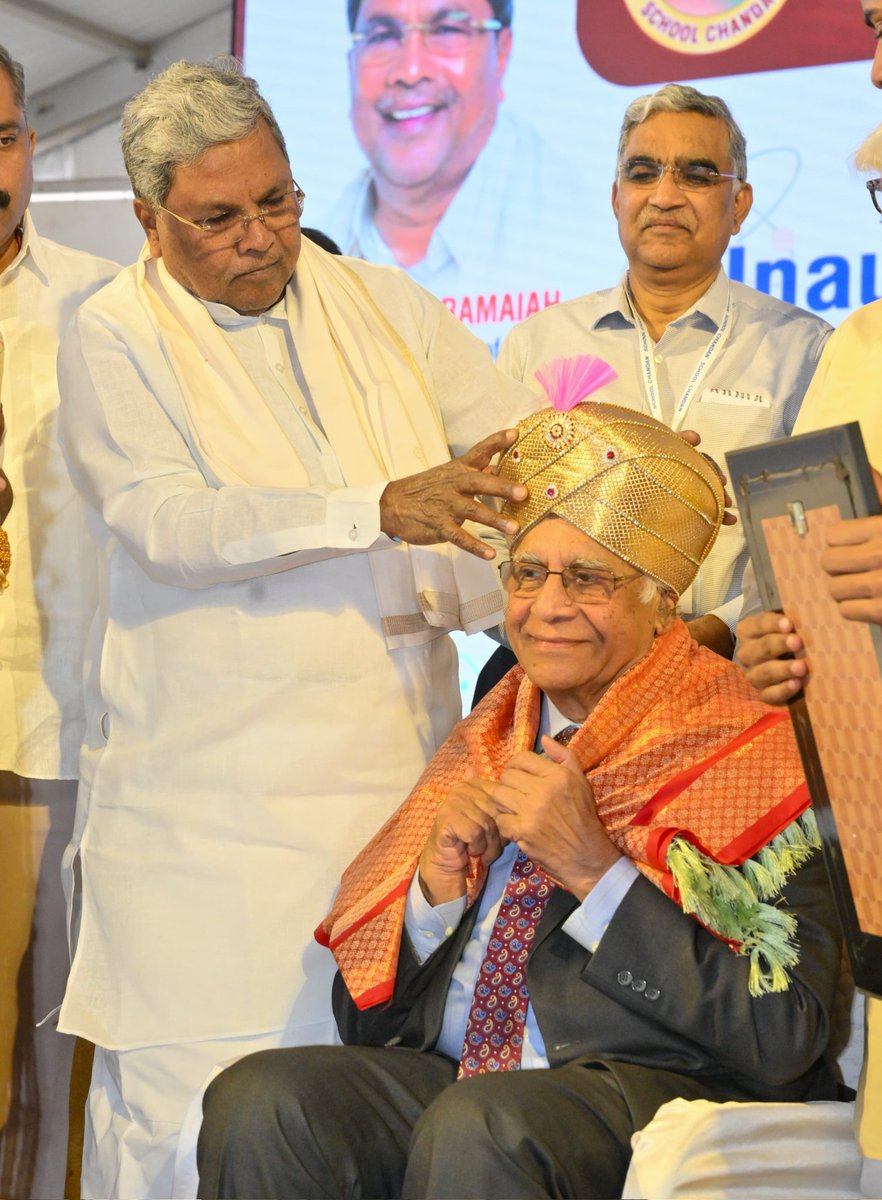 CMofKarnataka's tweet image. ಮುಖ್ಯಮಂತ್ರಿ @siddaramaiah ಅವರು ಇಂದು ಗದಗ ಜಿಲ್ಲೆಯ ಲಕ್ಷ್ಮೇಶ್ವರದಲ್ಲಿ ಚಂದನ ಎಜುಕೇಶನ್ ಸೊಸೈಟಿ ಆಯೋಜಿಸಿದ್ದ ಭಾರತ ರತ್ನ ಪ್ರೊ.ಸಿ.ಎನ್.ಆರ್ ರಾವ್ 10ನೇ ವರ್ಷದ ವಿಜ್ಞಾನ ವಿಸ್ತೃತ ಕಾರ್ಯಕ್ರಮವನ್ನು ಉದ್ಘಾಟಿಸಿ, ನಿವೃತ್ತ ಐಎಎಸ್ ಅಧಿಕಾರಿ ಬಿ.ಎಸ್.ಪಾಟೀಲ್ ಅವರಿಗೆ 2025ನೇ ಸಾಲಿನ ಪ್ರತಿಷ್ಠಿತ "ಚಂದನ ಶ್ರೀ" ಪ್ರಶಸ್ತಿ ಪ್ರದಾನ…