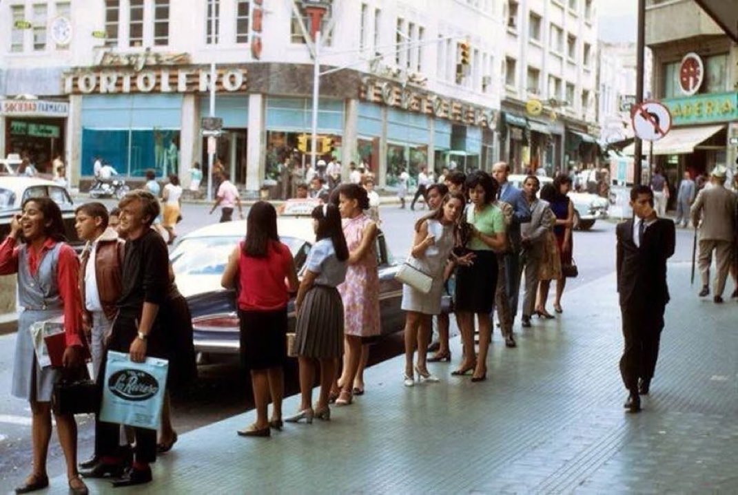Caracas, años 70. Esquina de Sociedad. La movida ciudadana un día de semana en horas de la tarde