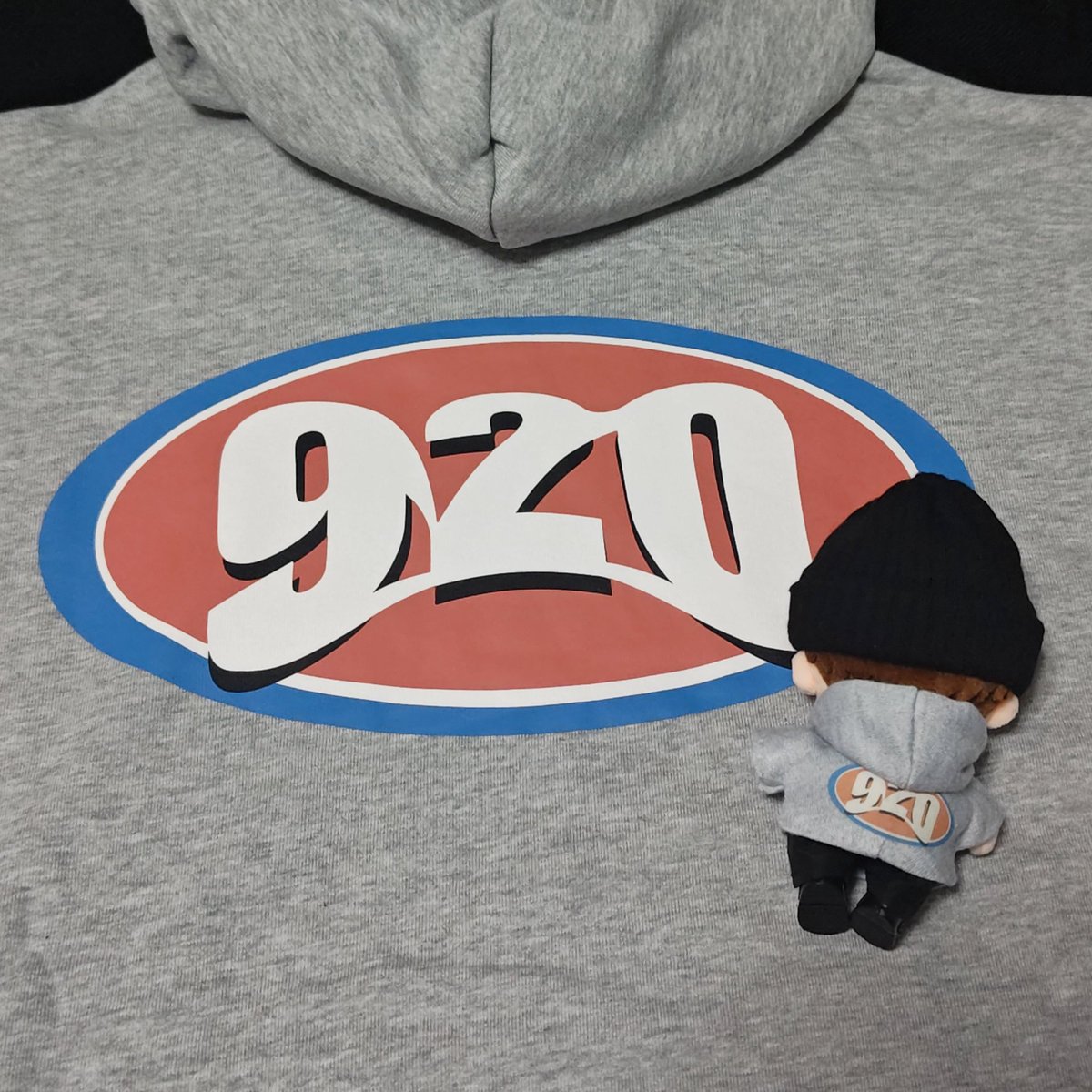 パーカー届きました🩵💜🧡🩷💛💚⁡ ⁡うちのたまさんと記念撮影💛⁡ いつ