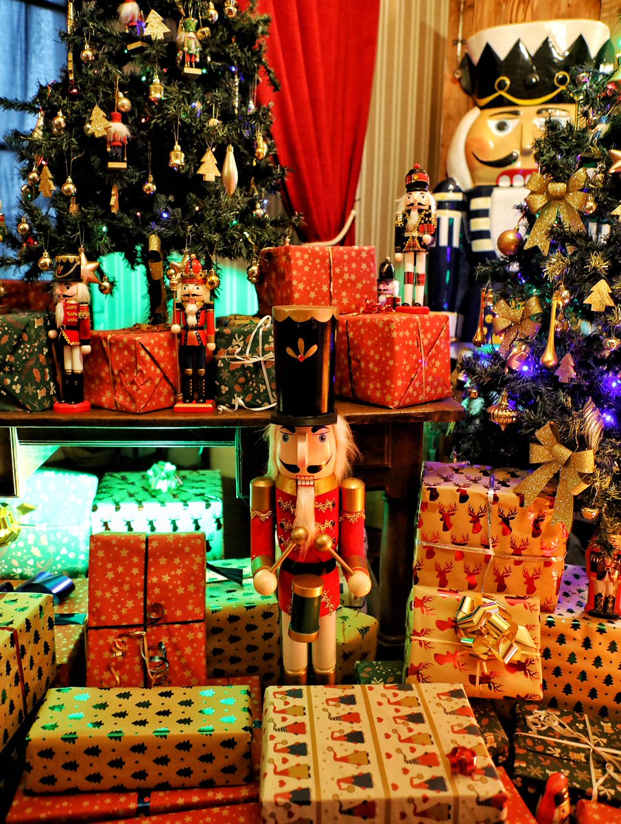 🔵 𝗝𝗢𝗨𝗥 𝗝 👋🏻 | La magie de Noël au château de #MeungSurLoire reprend dès ce samedi 13 décembre ! 

C’est le moment de découvrir le château décoré, les animations, le spectacle de Noël  et l’ambiance chaleureuse des fêtes. 🤩

🌐 chateau-de-meung.com