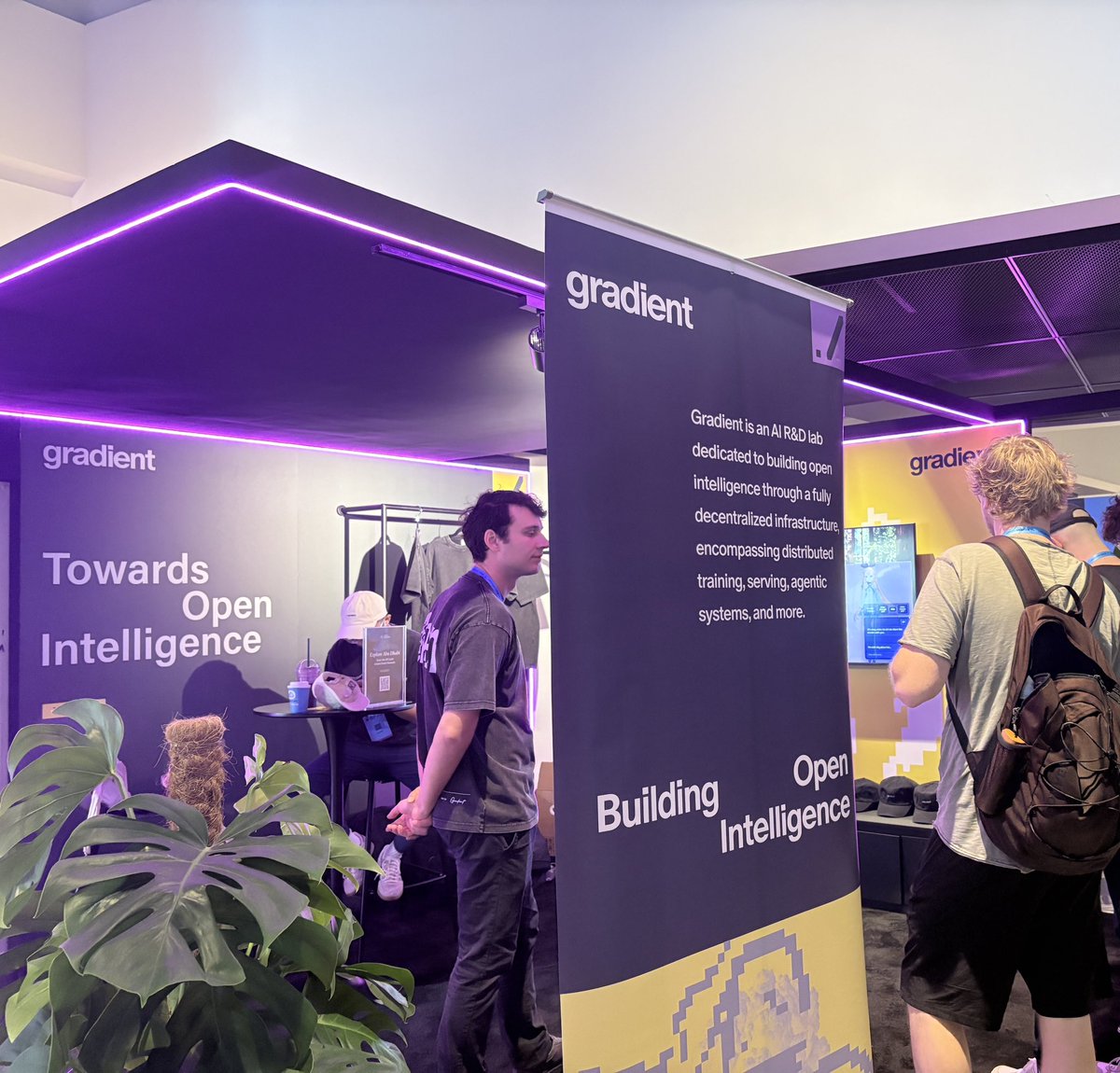 在Solana BP的最后一天啦❤️‍🔥
周边依旧火热供应中！

快来找我们玩呀，线下AI AMA🫰