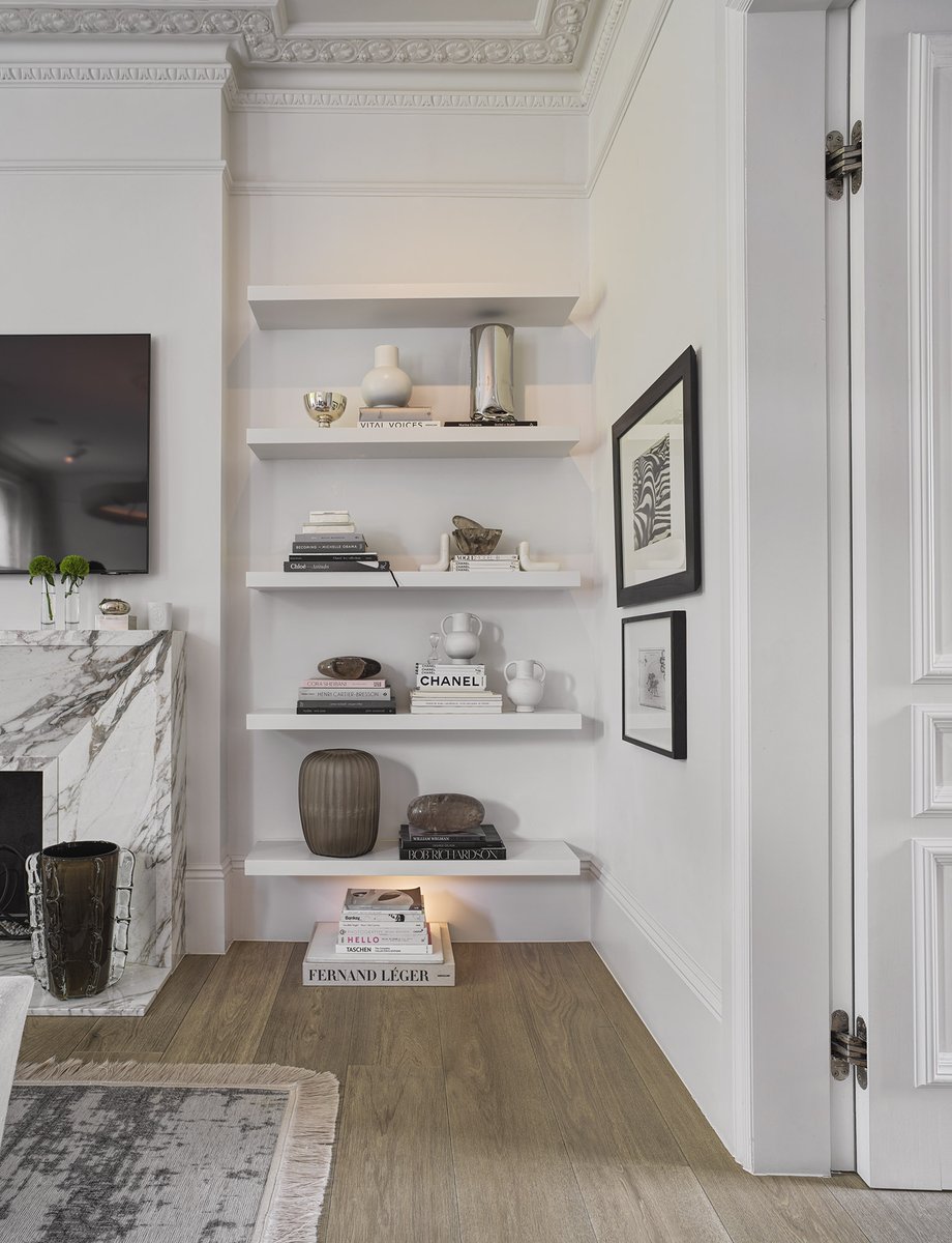 kellyhoppen's tweet photo. Bookshelves are never just storage, they’re a place to showcase your treasures and let your personality shine through. https://t.co/ObWYhFnd8G